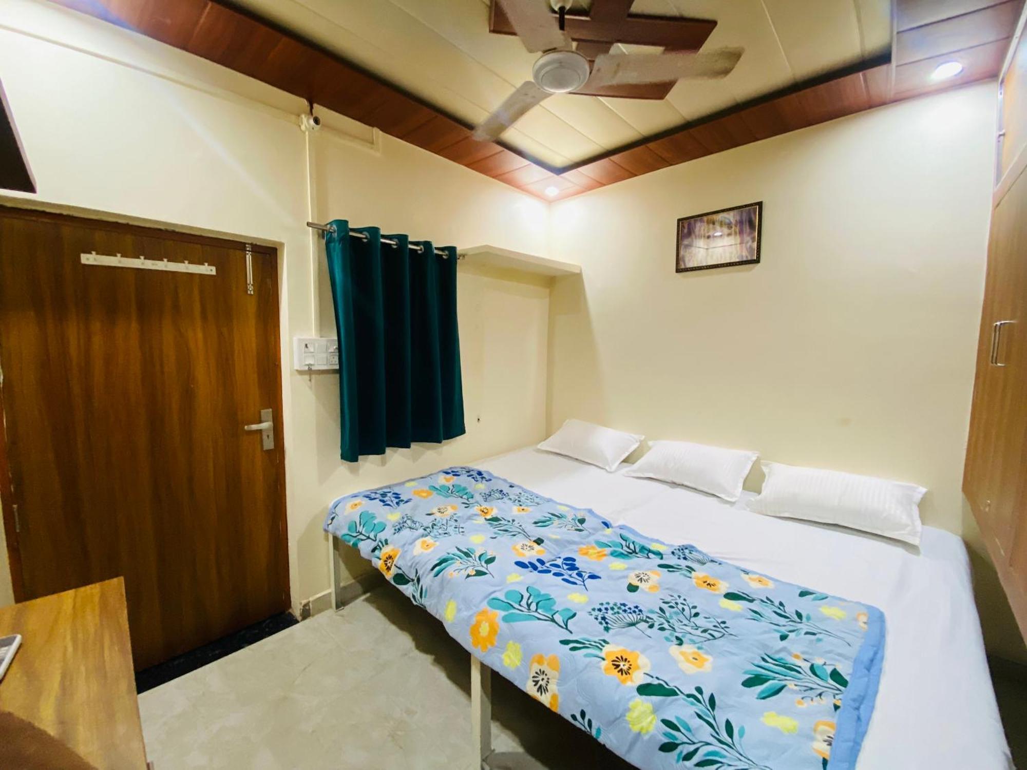 The Raman Palace- A Budget Hotel Mathura Exterior photo